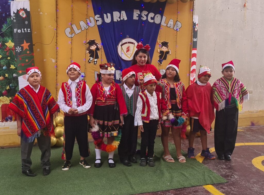 GRUPO DE NIÑOS VESTIDOS CON ROPA TIPICA DE LA SIERRRA