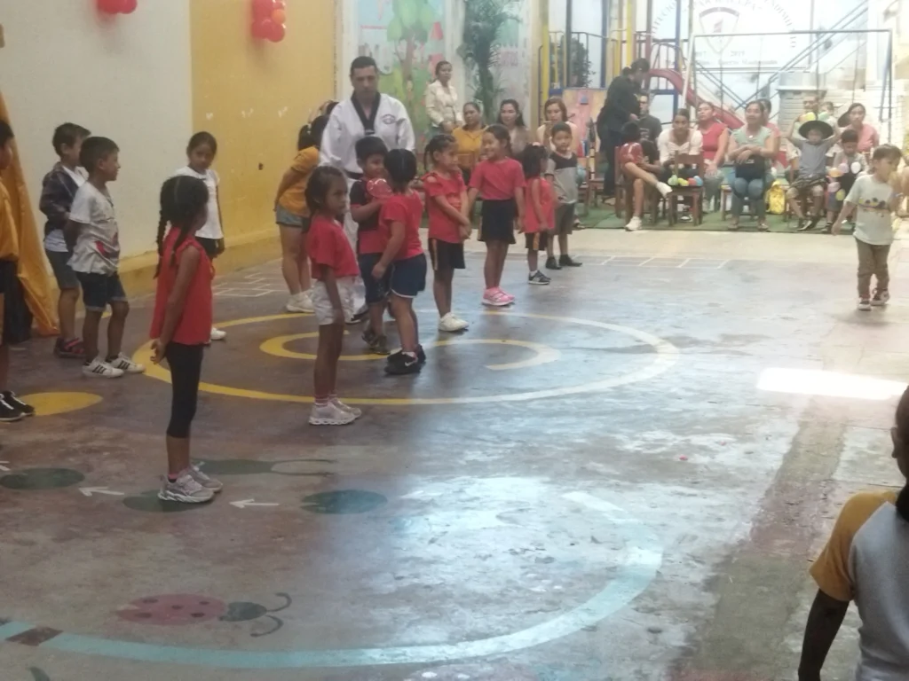NIÑOS-APRENDIENDO-ARTES-MARCIALES